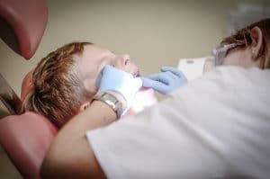 Dentista examinando a boca de uma criança - Entenda o que é Neurofibroma, uma condição rara