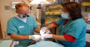 Dentista e assistente atendendo o paciente - Entenda como funciona a Síndrome de Beckwith Wiedemann