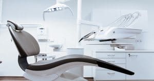 Sala de atendimento de um consultório odontológico com uma cadeira centralizada - Nome para clínica odontológica: veja como escolher!