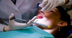Conheça mais sobre a noradrenalina - Dentista aplicando uma anestesia odontológica num paciente